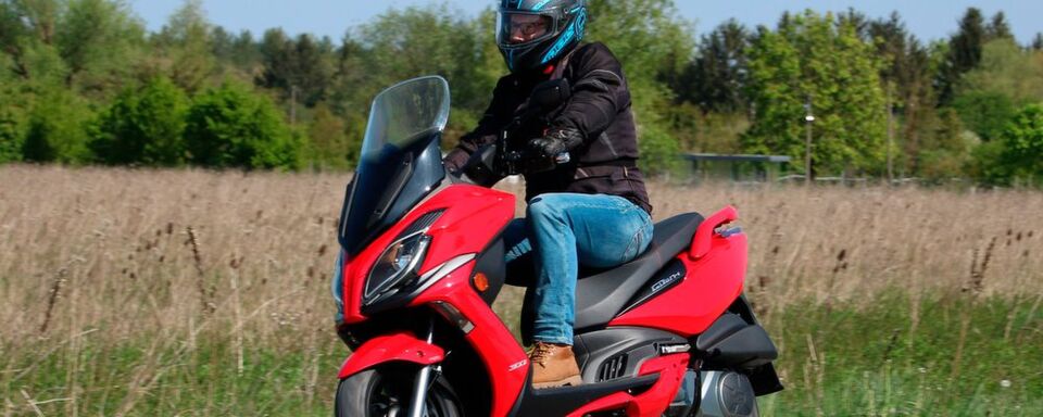 Der jetzt neu designte Grand Dink 300i stellt nach Hubraum und Leistung das Einstiegsmodell in die Scooter-Mittelklasse der Taiwaner dar. Der jetzt neu designte Grand Dink 300i stellt nach Hubraum und Leistung das Einstiegsmodell in die Scooter-Mittelklasse der Taiwaner dar.