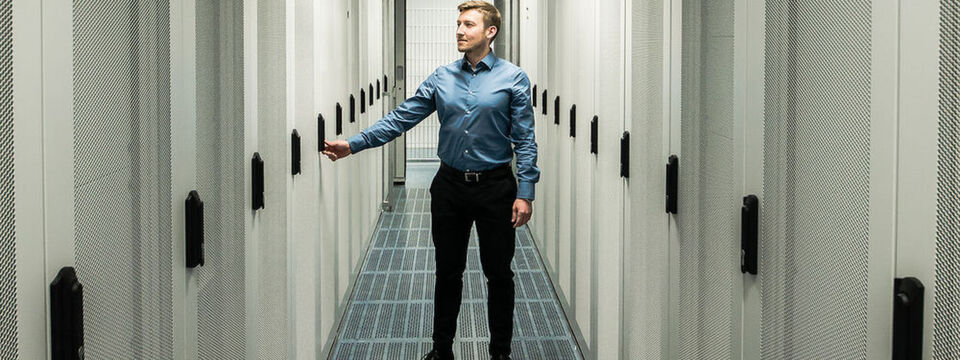 Autor des Artikel ist Dipl.-Ing. Jędrzej Jastrzębowski, selbst Datacenter Manager, und zwar bei Comarch. Autor des Artikel ist Dipl.-Ing. Jędrzej Jastrzębowski, selbst Datacenter Manager, und zwar bei Comarch.
