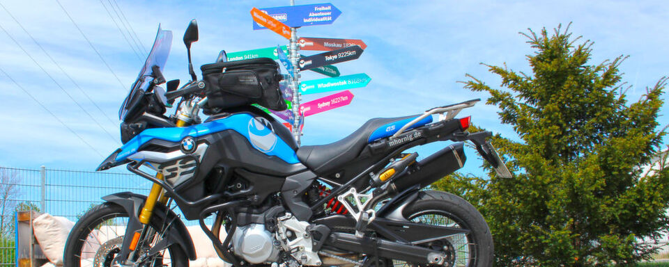 Der Sitzbankumbau bewerkstelligt nicht nur eine entspanntere Sitzposition auf der F 850GS, sondern nimmt gleichzeitig das blaue Design von Schnabel und Tank wieder auf. Der Sitzbankumbau bewerkstelligt nicht nur eine entspanntere Sitzposition auf der F 850GS, sondern nimmt gleichzeitig das blaue Design von Schnabel und Tank wieder auf.