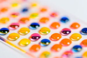 Wissenschaftler des KIT haben ein Verfahren entwickelt, das chemische Synthese und biologisches Screening von Wirkstoffen vereinfacht und beschleunigt, in dem es alle Schritte auf einem Chip vereint. Das Bild zeigt ein Array aus Mikrotröpfchen mit verschiedenen Reagenzien auf der Synthese-Plattform des sogenannten chemBIOS Chips. Wissenschaftler des KIT haben ein Verfahren entwickelt, das chemische Synthese und biologisches Screening von Wirkstoffen vereinfacht und beschleunigt, in dem es alle Schritte auf einem Chip vereint. Das Bild zeigt ein Array aus Mikrotröpfchen mit verschiedenen Reagenzien auf der Synthese-Plattform des sogenannten chemBIOS Chips.