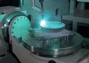 Das additive Verfahren 3D Metal Print von Gefertec mit Lichtbogenschweißen und Draht, der so geschmolzen und lagenweise aufgetragenen wird. Für die präzise Positionierung sorgt hier eine Zweiachs-Schwenkeinrichtung ZAS 320 von Peiseler. Das additive Verfahren 3D Metal Print von Gefertec mit Lichtbogenschweißen und Draht, der so geschmolzen und lagenweise aufgetragenen wird. Für die präzise Positionierung sorgt hier eine Zweiachs-Schwenkeinrichtung ZAS 320 von Peiseler.