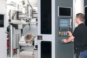 Ein Mitarbeiter bedient die 3DMP-Maschine arc 405 von Gefertec mit der Zweiachs-Schwenkeinrichtung ZATC 300 von Peiseler. Die bedienerfreundliche Steuerung stammt von Siemens. Ein Mitarbeiter bedient die 3DMP-Maschine arc 405 von Gefertec mit der Zweiachs-Schwenkeinrichtung ZATC 300 von Peiseler. Die bedienerfreundliche Steuerung stammt von Siemens.