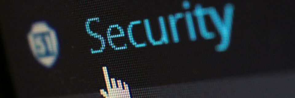 Im Zuge von DevSecOps werden Development und Operations im Sinne der sicheren Softwareentwicklung durch Security-Prozesse unterstützt. Im Zuge von DevSecOps werden Development und Operations im Sinne der sicheren Softwareentwicklung durch Security-Prozesse unterstützt.