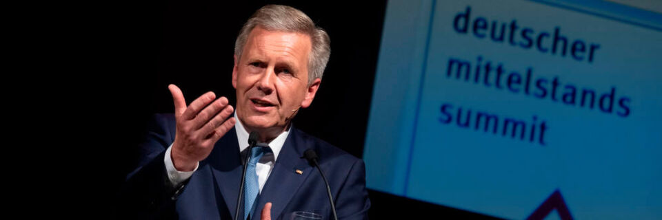 „Notieren Sie heute schon den 4. September 2040 in Ihrem Kalender. An diesem Tag wird Deutschland einen weiteren Glücksfall seiner Geschichte feiern“, Bundespräsident a.D. Christian Wulff auf der Preisverleihung Top 100 des Jahres 2019. „Notieren Sie heute schon den 4. September 2040 in Ihrem Kalender. An diesem Tag wird Deutschland einen weiteren Glücksfall seiner Geschichte feiern“, Bundespräsident a.D. Christian Wulff auf der Preisverleihung Top 100 des Jahres 2019.