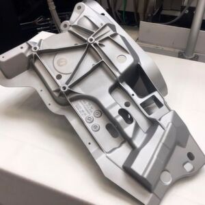 Ein dünnwandiges Strukturgussteil, der DGS Druckguss Stysteme AG, das in den Audi A8 eingebaut wird. Ein dünnwandiges Strukturgussteil, der DGS Druckguss Stysteme AG, das in den Audi A8 eingebaut wird.