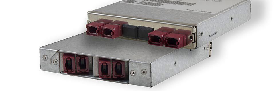 Das LWL-Spine-Leaf-Mesh-Modul bietet front- und rückseitig jeweils vier MPO-12-Faser-Anschlüsse. Das LWL-Spine-Leaf-Mesh-Modul bietet front- und rückseitig jeweils vier MPO-12-Faser-Anschlüsse.