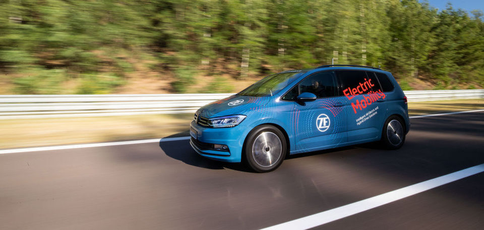Die ZF-Ingenieure kombinierten ein 140 kW/190 PS starkes Triebwerk mit einem automatischen Zweigang-Getriebe. Die ZF-Ingenieure kombinierten ein 140 kW/190 PS starkes Triebwerk mit einem automatischen Zweigang-Getriebe.