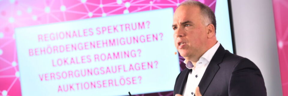 Dirk Wössner, Vorstand der Telekom Deutschland, erläuterte bei der 5G-Pressekonferenz das weitere Vorgehen des Telekommunikationskonzerns. Dirk Wössner, Vorstand der Telekom Deutschland, erläuterte bei der 5G-Pressekonferenz das weitere Vorgehen des Telekommunikationskonzerns.