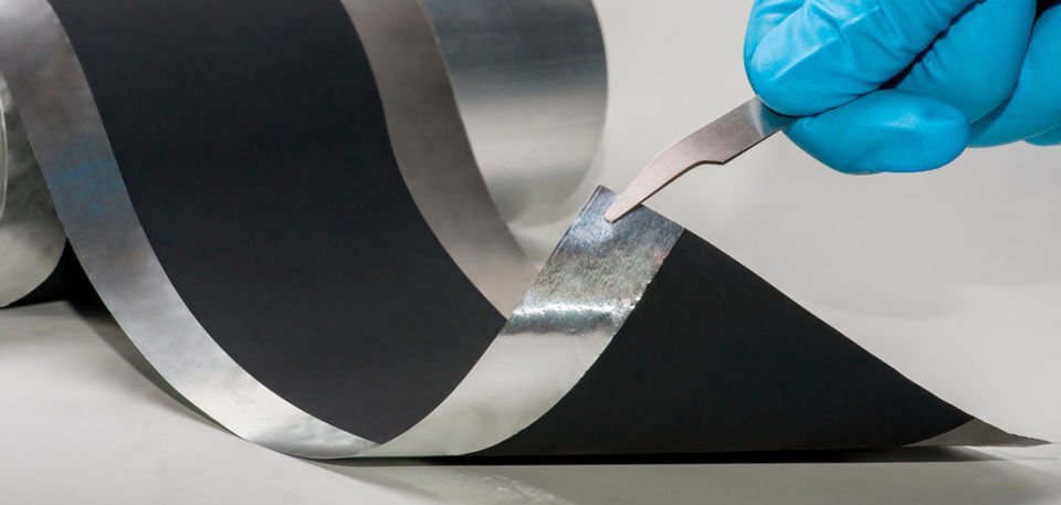 So sehen die mit der neuen Trockenfilmtechnologie beschichteten Elektroden aus. Mit dem Verfahren des Fraunhofer IWS lassen sich Batterieelektroden ohne den Einsatz von giftigen Lösungsmitteln bereits im Pilotmaßstab herstellen. So sehen die mit der neuen Trockenfilmtechnologie beschichteten Elektroden aus. Mit dem Verfahren des Fraunhofer IWS lassen sich Batterieelektroden ohne den Einsatz von giftigen Lösungsmitteln bereits im Pilotmaßstab herstellen.