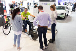 Die Aussteller sind vielfältig, angefangen bei Unternehmen aus der Automotive- und Logistikbranche, Mobilitätsdienstleistern, IT- und Softwareunternehmen über Verkehrsbetriebe, Beratungsunternehmen und Start-ups bis hin zu Kommunen, Behörden und Vertreter aus Wissenschaft und Forschung. Die Aussteller sind vielfältig, angefangen bei Unternehmen aus der Automotive- und Logistikbranche, Mobilitätsdienstleistern, IT- und Softwareunternehmen über Verkehrsbetriebe, Beratungsunternehmen und Start-ups bis hin zu Kommunen, Behörden und Vertreter aus Wissenschaft und Forschung.