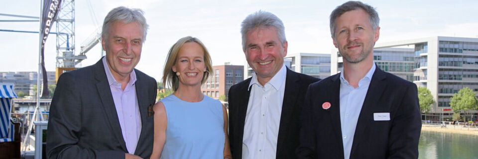 Erich Staake, Vorstandsvorsitzender von Duisport, Anja Müller, Korrespondentin Familienunternehmen beim Handelsblatt, Prof. Dr. Andreas Pinkwart, NRW-Wirtschafts- und Digitalminister und Peter Trapp, Geschäftsführer von Startport (v. l.). Erich Staake, Vorstandsvorsitzender von Duisport, Anja Müller, Korrespondentin Familienunternehmen beim Handelsblatt, Prof. Dr. Andreas Pinkwart, NRW-Wirtschafts- und Digitalminister und Peter Trapp, Geschäftsführer von Startport (v. l.).