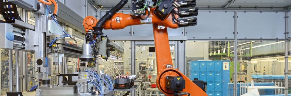Bauteile einwandfrei angeliefert? Der Roboter checkt und führt die Statoren nach dem Produktionsprozess zu. Bauteile einwandfrei angeliefert? Der Roboter checkt und führt die Statoren nach dem Produktionsprozess zu.