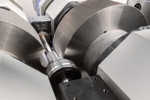 With the new PR 400 HP, a number of technical challenges can be solved simultaneously: fast, high-quality rolling of splines together with another profile, such as a thread or an oil groove, on one component. With the new PR 400 HP, a number of technical challenges can be solved simultaneously: fast, high-quality rolling of splines together with another profile, such as a thread or an oil groove, on one component.