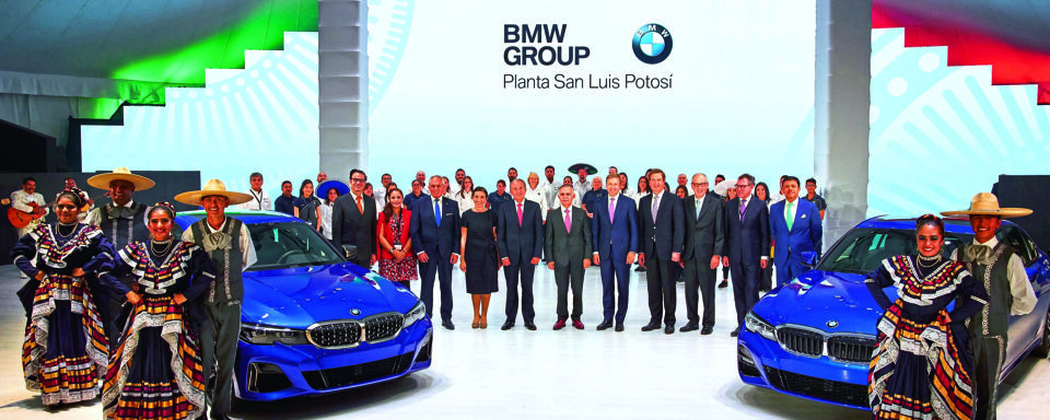 Zur Eröffnung des neuen BMW-Werks in Mexiko waren unter anderem die Vorstände für Produktion, Oliver Zipse (7. v. li.), sowie Einkauf und Lieferantennetzwerk, Andreas Wendt (9. v. li.), vor Ort. Zur Eröffnung des neuen BMW-Werks in Mexiko waren unter anderem die Vorstände für Produktion, Oliver Zipse (7. v. li.), sowie Einkauf und Lieferantennetzwerk, Andreas Wendt (9. v. li.), vor Ort.