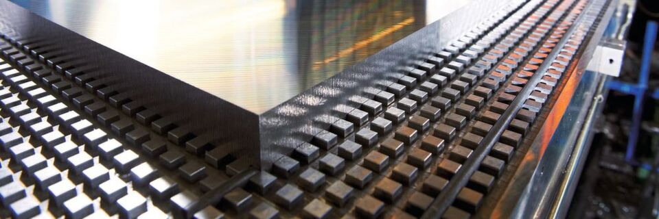 Für die Oberflächenbearbeitung der Aluminiumplatten bei Alimex braucht man eine zuverlässige Haltetechnik. Dabei helfen die Vakuumpumpen von Busch. Für die Oberflächenbearbeitung der Aluminiumplatten bei Alimex braucht man eine zuverlässige Haltetechnik. Dabei helfen die Vakuumpumpen von Busch.