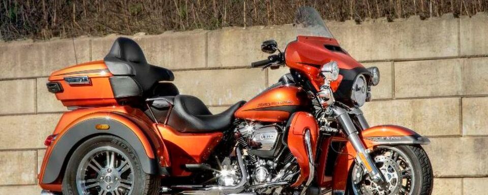 Sowohl für die Tri Glide als auch für den Freewheeler sind die Anlagen in Schwarz und Chrom erhältlich. Sowohl für die Tri Glide als auch für den Freewheeler sind die Anlagen in Schwarz und Chrom erhältlich.