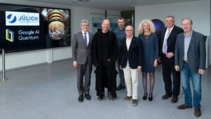 Professor Wolfgang Marquardt, Vorstandsvorsitzender des Forschungszentrums Jülich; Dr. Hartmut Neven, Technischer Direktor bei Google und Leiter des Quantum Artificial Intelligence Labs; Dr. Markus Hoffmann, Leiter „Quantum Partnerships” bei Google; Professor David DiVincenzo, Direktor am Peter Grünberg Institut (PGI-2 / IAS-3 / PGI-11), Forschungszentrum Jülich; Professor Kristel Michielsen, JSC, Forschungszentrum Jülich; Profeor Sebastian M. Schmidt, Mitglied des Vorstandes des Forschungszentrums Jülich; Profesor Thomas Lippert, Direktor des JSC, Forschungszentrum Jülich (v.l.n.r.) Professor Wolfgang Marquardt, Vorstandsvorsitzender des Forschungszentrums Jülich; Dr. Hartmut Neven, Technischer Direktor bei Google und Leiter des Quantum Artificial Intelligence Labs; Dr. Markus Hoffmann, Leiter „Quantum Partnerships” bei Google; Professor David DiVincenzo, Direktor am Peter Grünberg Institut (PGI-2 / IAS-3 / PGI-11), Forschungszentrum Jülich; Professor Kristel Michielsen, JSC, Forschungszentrum Jülich; Profeor Sebastian M. Schmidt, Mitglied des Vorstandes des Forschungszentrums Jülich; Profesor Thomas Lippert, Direktor des JSC, Forschungszentrum Jülich (v.l.n.r.)