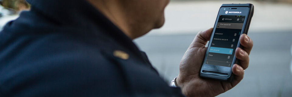 Per WAVE verbindet Motorola Funkgeräte und Smartphones miteinander. Per WAVE verbindet Motorola Funkgeräte und Smartphones miteinander.