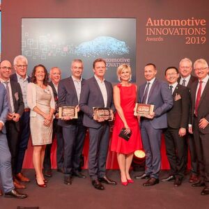 Prof. Stefan Bratzel vom CAM (links) mit den Vertretern der prämierten Unternehmen (v. li.): Markus Richter von Hella, Gerhard Steiger von Bosch, Mirjam Berle von Goodyear Dunlop, Gunnar Herrmann von Ford Deutschland, Nikolai Ardey von Audi, Markus Schäfer von Daimler, Barbara Hahlweg, Moderatorin von ZDF, Jürgen Keller von Hyundai Motor Deutschland, Aiden He von SAIC Roewe, Arnold Schenn von BMW, Helmut Matschi von Continental und Felix Kuhnert, Global Automotive Leader bei PwC. Prof. Stefan Bratzel vom CAM (links) mit den Vertretern der prämierten Unternehmen (v. li.): Markus Richter von Hella, Gerhard Steiger von Bosch, Mirjam Berle von Goodyear Dunlop, Gunnar Herrmann von Ford Deutschland, Nikolai Ardey von Audi, Markus Schäfer von Daimler, Barbara Hahlweg, Moderatorin von ZDF, Jürgen Keller von Hyundai Motor Deutschland, Aiden He von SAIC Roewe, Arnold Schenn von BMW, Helmut Matschi von Continental und Felix Kuhnert, Global Automotive Leader bei PwC.