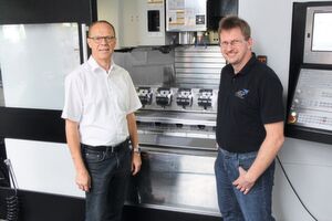 Werner Schramm à droite, directeur de ASP Automation GmbH, et Günther Hirschburger à gauche, technico-commercial chez Gressel AG en charge de la région Allemagne du sud, devant le centre d'usinage CNC à 3 axes équipé pour l'usinage sur 4 axes, distribué par ASP Automation GmbH. Werner Schramm à droite, directeur de ASP Automation GmbH, et Günther Hirschburger à gauche, technico-commercial chez Gressel AG en charge de la région Allemagne du sud, devant le centre d'usinage CNC à 3 axes équipé pour l'usinage sur 4 axes, distribué par ASP Automation GmbH.