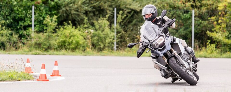 Motorradfahrer können ihr Unfallrisiko minimieren, wenn sie regelmäßig an Fahrsicherheitstrainings teilnehmen. Motorradfahrer können ihr Unfallrisiko minimieren, wenn sie regelmäßig an Fahrsicherheitstrainings teilnehmen.