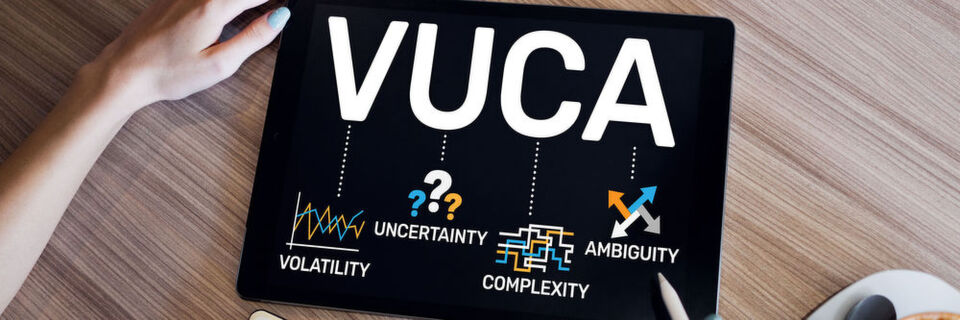 In einer VUCA-Umgebung geht es darum, Zukunft vorauszudenken und rechtzeitig mit entsprechenden Lösungen das Unternehmen zu stärken. In einer VUCA-Umgebung geht es darum, Zukunft vorauszudenken und rechtzeitig mit entsprechenden Lösungen das Unternehmen zu stärken.