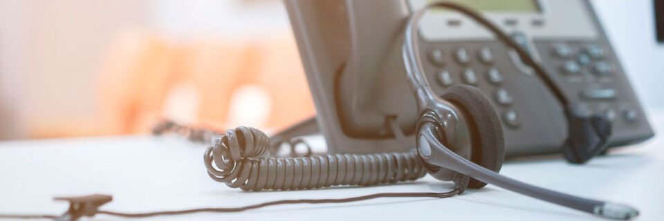 Online-Händler müssen nicht zwingend per Telefon zu erreichen sein, sondern können den Kunden auch andere Wege zur Kontaktaufnahme zur Verfügung stellen. Online-Händler müssen nicht zwingend per Telefon zu erreichen sein, sondern können den Kunden auch andere Wege zur Kontaktaufnahme zur Verfügung stellen.