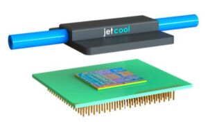 Kühltechnologie-Startup Jetcool Technologies hat auf dem IEEE International Microwave Symposium (IMS) in Boston einen neuen Ansatz zur Kühlung von Computerprozessoren vorgestellt. Die sogenannte mikrokonvektive Kühlung verwendet kleine Fluiddüsen, die in einem elektronischen Gerät eingebaut werden können. Das Ergebnis sei eine zehnmal bessere Kühlung als bei gebräuchlichen, moderne Spitzentechnologien. Kühltechnologie-Startup Jetcool Technologies hat auf dem IEEE International Microwave Symposium (IMS) in Boston einen neuen Ansatz zur Kühlung von Computerprozessoren vorgestellt. Die sogenannte mikrokonvektive Kühlung verwendet kleine Fluiddüsen, die in einem elektronischen Gerät eingebaut werden können. Das Ergebnis sei eine zehnmal bessere Kühlung als bei gebräuchlichen, moderne Spitzentechnologien.