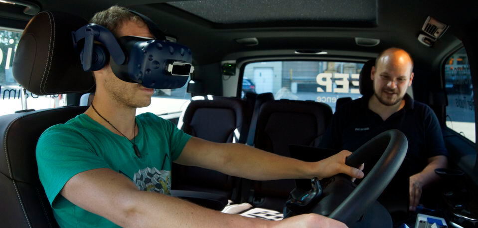 Experten von Daimler Trucks sind während der Tests im mobilen Simulator mit dabei und analysieren die Reaktionen und Aussagen der Lkw-Fahrer. Experten von Daimler Trucks sind während der Tests im mobilen Simulator mit dabei und analysieren die Reaktionen und Aussagen der Lkw-Fahrer.