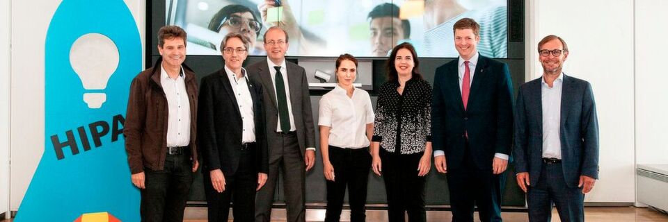 V.l.n.r.: Dr. Ralf Schneider (Allianz), Prof. Dr. Michael Waidner (Fraunhofer SIT), Jörg Hessenmüller (Commerzbank), Dr. Haya Shulman (Fraunhofer SIT), Generalkonsulin Sandra Simovich, Staatssekretär Dr. Stefan Heck und Dr. Michael von der Horst (Cisco) V.l.n.r.: Dr. Ralf Schneider (Allianz), Prof. Dr. Michael Waidner (Fraunhofer SIT), Jörg Hessenmüller (Commerzbank), Dr. Haya Shulman (Fraunhofer SIT), Generalkonsulin Sandra Simovich, Staatssekretär Dr. Stefan Heck und Dr. Michael von der Horst (Cisco)