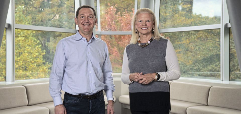 Ginni Rometty, Chairman, President und CEO von IBM (rechts) und James M. Whitehurst, CEO von Red Hat (links). IBM hat angekündigt, alle ausgegebenen und ausstehenden Stammaktien von Red Hat für 190,00 $ pro Aktie in bar zu übernehmen. Das ergibt einen Gesamtunternehmenswert von etwa 34 Milliarden US-$ entspricht. Ginni Rometty, Chairman, President und CEO von IBM (rechts) und James M. Whitehurst, CEO von Red Hat (links). IBM hat angekündigt, alle ausgegebenen und ausstehenden Stammaktien von Red Hat für 190,00 $ pro Aktie in bar zu übernehmen. Das ergibt einen Gesamtunternehmenswert von etwa 34 Milliarden US-$ entspricht.