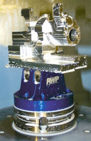 Bei den Spannwerkzeugen des Typs Raptor, die mit allen gängigen 5-Achs-CNC-Horizontalfräsmaschinen kompatibel sind, ist die Fixierung der Bauteile durch eine Klemme und einen üblichen Handschlüssel besonders einfach und zeitsparend, so das IBT. Bei den Spannwerkzeugen des Typs Raptor, die mit allen gängigen 5-Achs-CNC-Horizontalfräsmaschinen kompatibel sind, ist die Fixierung der Bauteile durch eine Klemme und einen üblichen Handschlüssel besonders einfach und zeitsparend, so das IBT.