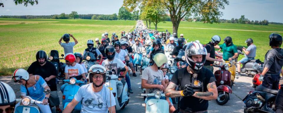Spaß für Jung und Alt – Hunderte Vespas und Lambrettas in und um Landsberg. Spaß für Jung und Alt – Hunderte Vespas und Lambrettas in und um Landsberg.