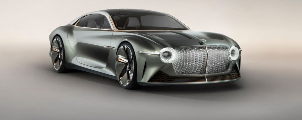 EXP 100 GT heißt das imposante 5,80 Meter lange Schaustück mit dem spektakulär illuminieren Grill und elektrischen Schwingtüren. EXP 100 GT heißt das imposante 5,80 Meter lange Schaustück mit dem spektakulär illuminieren Grill und elektrischen Schwingtüren.