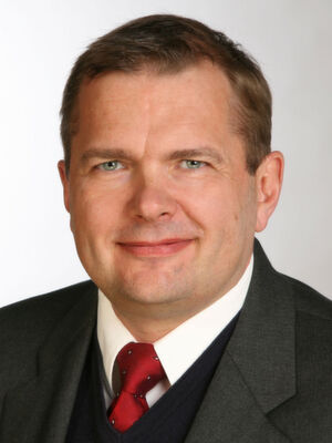 Thomas Keisel arbeitet nach Abschluss seines Studiums an der Fachhochschule in Regensburg bei Siemens in München. Danach wurde er Partner und Mitglied der Geschäftsleitung in verschiedenen Unternehmen in München, Zürich und Boston. Seit bald fünf Jahren ist er Vice President für Zentral- und Osteuropa bei Compuware Mainframe Solutions. Thomas Keisel arbeitet nach Abschluss seines Studiums an der Fachhochschule in Regensburg bei Siemens in München. Danach wurde er Partner und Mitglied der Geschäftsleitung in verschiedenen Unternehmen in München, Zürich und Boston. Seit bald fünf Jahren ist er Vice President für Zentral- und Osteuropa bei Compuware Mainframe Solutions.