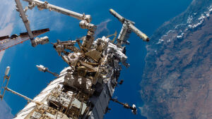 Auf dem 6. Platz ist die Internationale Raumstation (ISS). Sie ist die grösste Raumstation der Welt und damit das grösste künstliche Objekt im Erdorbit. Auf dem Bild: die kanadischen Astronauten Steven G. MacLean und Daniel C. Burbank bei einem Aussenboardeinstz. Auf dem 6. Platz ist die Internationale Raumstation (ISS). Sie ist die grösste Raumstation der Welt und damit das grösste künstliche Objekt im Erdorbit. Auf dem Bild: die kanadischen Astronauten Steven G. MacLean und Daniel C. Burbank bei einem Aussenboardeinstz.