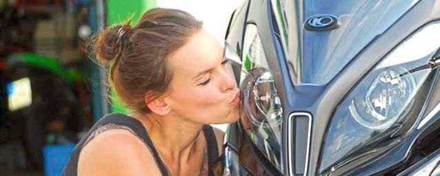 Küsschen für die Kawasaki: Henrike Thoböll, Gewinnerin des Awards „Bike Woman of the year“ 2018, zeigt viel Herz fürs Thema Roller und Motorrad. Küsschen für die Kawasaki: Henrike Thoböll, Gewinnerin des Awards „Bike Woman of the year“ 2018, zeigt viel Herz fürs Thema Roller und Motorrad.