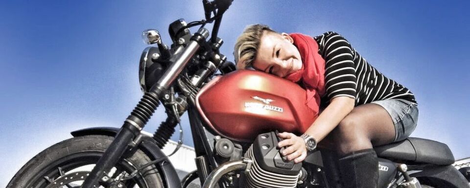 Guzzi, ich hab’ dich lieb – Marketingprofi Laura Marko weiß sich als Motorradfrau lebensfroh und echt zu inszenieren. Guzzi, ich hab’ dich lieb – Marketingprofi Laura Marko weiß sich als Motorradfrau lebensfroh und echt zu inszenieren.