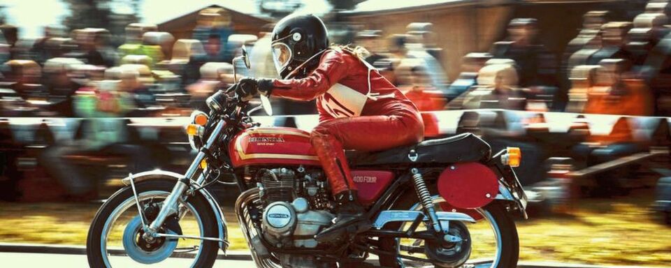 Chiara macht Frauen Mut, sich aufs Motorrad zu setzen und ihr Ding zu machen. Chiara macht Frauen Mut, sich aufs Motorrad zu setzen und ihr Ding zu machen.