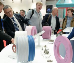 Bis sich solche Szenen im Rahmen der Leitmesse der Schleiftechnik namens Grindtec in Augsburg wieder abspielen vergehen zwar noch einige Monate, doch im Hintergrund laufen die Vorbereitungen bereits auf Vollgas. 80 % der Ausstellungsfläche sind nach Aussage der AFAG Messen und Ausstellungen GmbH bereits belegt. Bis sich solche Szenen im Rahmen der Leitmesse der Schleiftechnik namens Grindtec in Augsburg wieder abspielen vergehen zwar noch einige Monate, doch im Hintergrund laufen die Vorbereitungen bereits auf Vollgas. 80 % der Ausstellungsfläche sind nach Aussage der AFAG Messen und Ausstellungen GmbH bereits belegt.