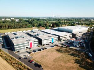 An der BMZ-Konzernzentrale in Karlstein am Main soll das Joint Venture entstehen. Im zweiten Gebäude von rechts wird die Produktion beheimatet sein, rechts danen das Logistikzentrum. An der BMZ-Konzernzentrale in Karlstein am Main soll das Joint Venture entstehen. Im zweiten Gebäude von rechts wird die Produktion beheimatet sein, rechts danen das Logistikzentrum.