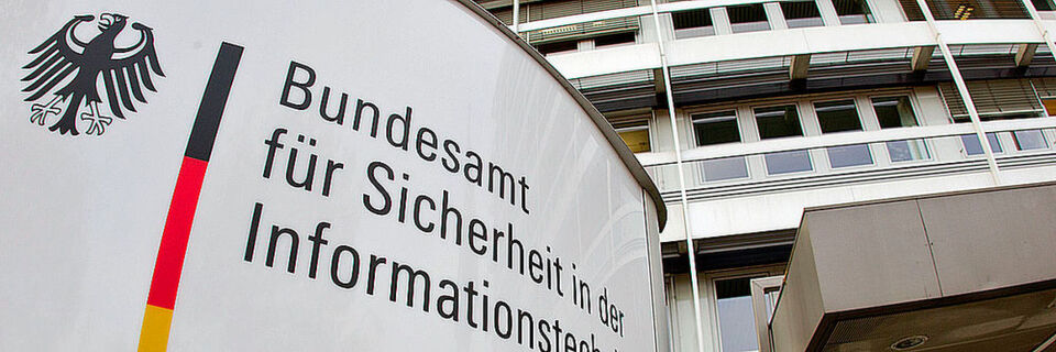 Laut Bundesinnenminister Horst Seehofer profitiere vom neuen Standort zum einen das BSI durch die Nähe zum 'Silicon Saxony' und zum anderen die Region Dresden durch neue und wertige Arbeitsplätze Laut Bundesinnenminister Horst Seehofer profitiere vom neuen Standort zum einen das BSI durch die Nähe zum 'Silicon Saxony' und zum anderen die Region Dresden durch neue und wertige Arbeitsplätze