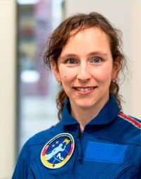 Dr. Suzanna Randall ist es wichtig, mit ihrer Mission auch vor allem junge Mädchen und Frauen für die Raumfahrt, für Naturwissenschaften, Mathematik und Technik zu begeistern. Dr. Suzanna Randall ist es wichtig, mit ihrer Mission auch vor allem junge Mädchen und Frauen für die Raumfahrt, für Naturwissenschaften, Mathematik und Technik zu begeistern.