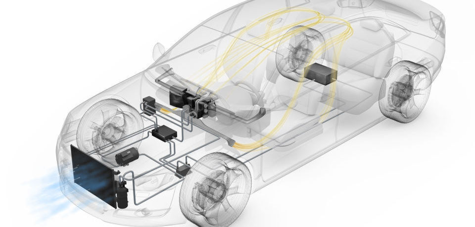 Um die Lebensdauer der Batterie zu optimieren, entwickelten die Mahle-Ingenieure eine spezielle Kühltechnik, bei der die herkömmliche Luftkühlung durch eine Kühlflüssigkeit ersetzt wird. Um die Lebensdauer der Batterie zu optimieren, entwickelten die Mahle-Ingenieure eine spezielle Kühltechnik, bei der die herkömmliche Luftkühlung durch eine Kühlflüssigkeit ersetzt wird.