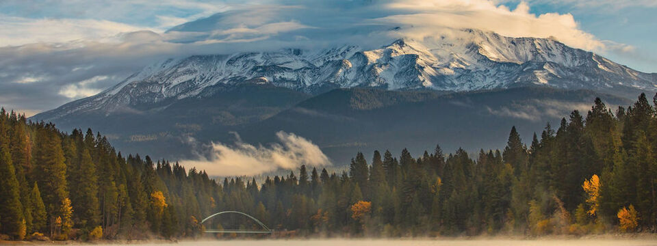 Dominant: Mount Shasta, der stolze Namensvetter Crays neuer Supercomputing-Architektur für Exascale, ist ein potenziell aktiver Vulkan in Kalifornien, der eventuell auch für eigene News sorgen könnte. Dominant: Mount Shasta, der stolze Namensvetter Crays neuer Supercomputing-Architektur für Exascale, ist ein potenziell aktiver Vulkan in Kalifornien, der eventuell auch für eigene News sorgen könnte.