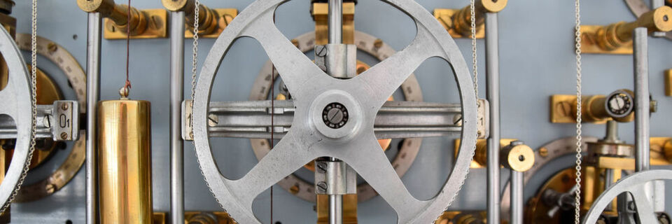 Der Gezeitenrechner funktioniert zwar noch analog-mechanisch, lässt sich aber bereits programmieren. Der Gezeitenrechner funktioniert zwar noch analog-mechanisch, lässt sich aber bereits programmieren.