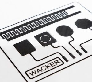 Doppelfunktion: Weltpremiere auf der K 2019: Der Münchner Chemiekonzern Wacker lüftet erstmals das Geheimnis um das Siliconlaminat Nexipal. Das Produkt besteht aus ultradünnen, mit Elektroden beschichteten Präzisionsfilmen und kann entweder als Aktuator Bewegungen ausführen oder als Sensor mechanische Verformungen messen, heißt es. Halle 6 am Stand A10. Doppelfunktion: Weltpremiere auf der K 2019: Der Münchner Chemiekonzern Wacker lüftet erstmals das Geheimnis um das Siliconlaminat Nexipal. Das Produkt besteht aus ultradünnen, mit Elektroden beschichteten Präzisionsfilmen und kann entweder als Aktuator Bewegungen ausführen oder als Sensor mechanische Verformungen messen, heißt es. Halle 6 am Stand A10.