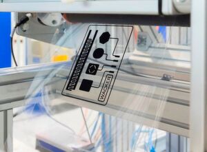 Wacker wird solche elektroaktiven Laminate auf Basis von Nexipal künftig im industriellen Maßstab herstellen. Auch das Design derselben könne man individuell anpassen. Eine entsprechende Anlage soll ab dem zweiten Halbjahr 2020 produktionsbereit sein. Wacker wird solche elektroaktiven Laminate auf Basis von Nexipal künftig im industriellen Maßstab herstellen. Auch das Design derselben könne man individuell anpassen. Eine entsprechende Anlage soll ab dem zweiten Halbjahr 2020 produktionsbereit sein.