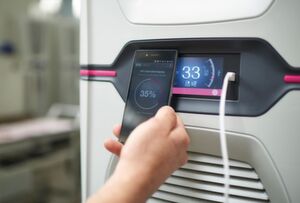 Über eine NFC-Anbindungen (Near Field Communication) lassen sich die wichtigsten Daten mit einem Smartphone übertragen, um mit einer Smartphone-App Set-up-Daten an eine ganze Reihe von Kühlgeräten zu übertragen. Über eine NFC-Anbindungen (Near Field Communication) lassen sich die wichtigsten Daten mit einem Smartphone übertragen, um mit einer Smartphone-App Set-up-Daten an eine ganze Reihe von Kühlgeräten zu übertragen.