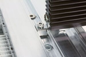 Bild 2: Flexible Gerätemontage mit der Hutschienengleitmutter auf dem AirSTREAM-Rahmen. Bild 2: Flexible Gerätemontage mit der Hutschienengleitmutter auf dem AirSTREAM-Rahmen.
